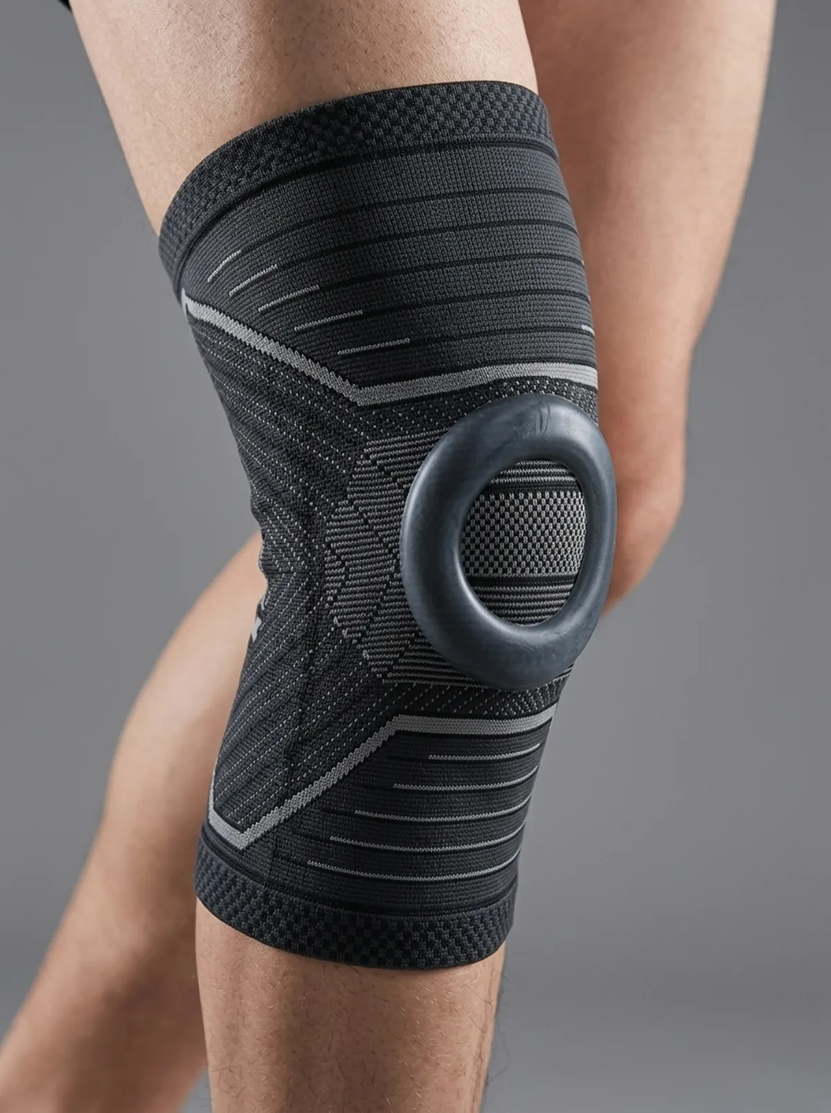 The gel ring circling the kneecap once the sleeve is on